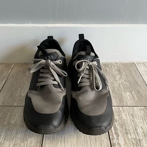 Used super comfortable, used, and in great condition Guess sneakers.
